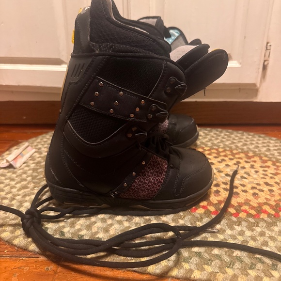 The Burton Sapphite snowboard size 6 boots. Black with purple accents. Durable - Picture 10 of 12